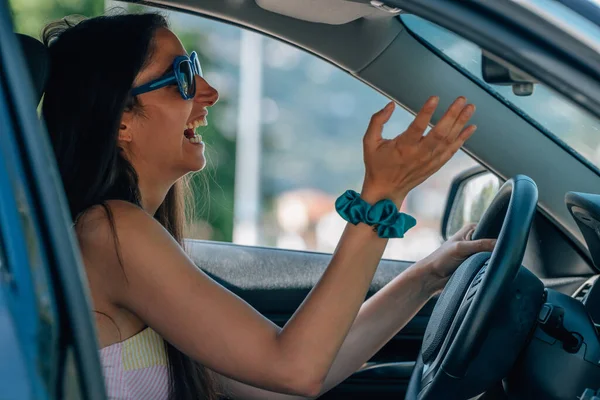 Wütendes Mädchen Fährt Auto Und Protestiert — Stockfoto