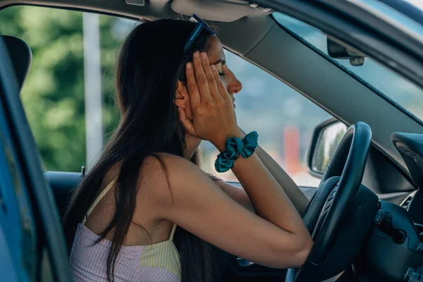 Frustriertes Mädchen Steuer Des Autos Wegen Staus Oder Crash — Stockfoto