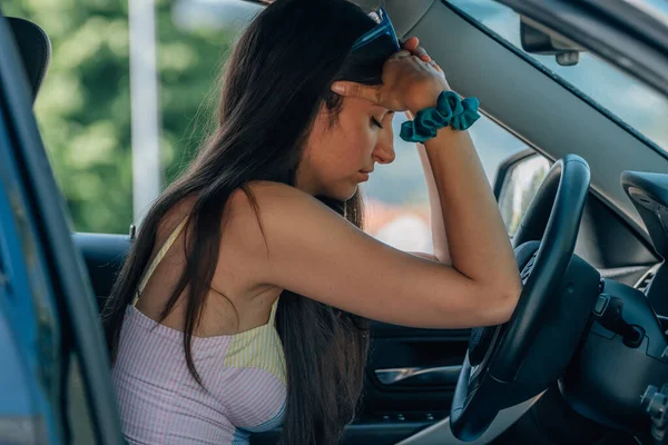 Розчарована Дівчина Кермом Автомобіля Через Пробки Або Аварію — стокове фото