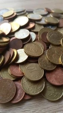 Bozuk paralar masanın üzerine yığılıyor.