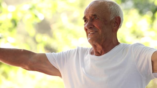 Senior Man Doing Sports Exercises Outdoors — Stok Video