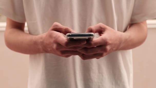 Close Hands Typing Smartphone Cell Phone — Vídeo de Stock
