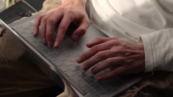 Руки Крупным Планом Печатающие Ноутбуке Компьютерной Клавиатуре — стоковое видео