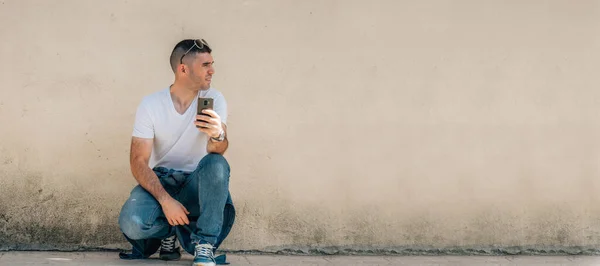 Homem Adulto Meia Idade Com Telefone Celular Parede Isolado — Fotografia de Stock