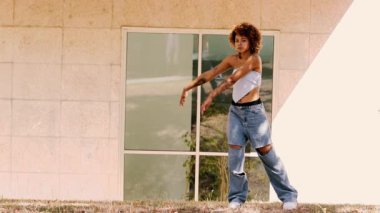 Sokakta dans eden şehirli kız