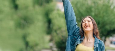 Mutlu genç kız neşe ve eğlence ifade ediyor