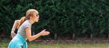 Spor yapan orta yaşlı bir kadın.