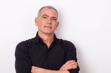 Arka planda izole edilmiş yaşlı adamın portresi