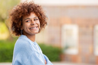 Sokakta gülümseyen kız.