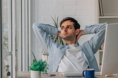 Evde bilgisayar yüklü bir adam var.