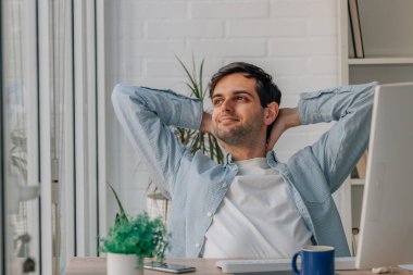 Evde bilgisayar yüklü bir adam var.