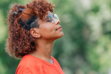 Kız dışarıda rahat nefes alıyor, sakin.