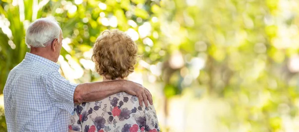 Pareja Mayor Mayor Abrazándose Aire Libre — Foto de Stock