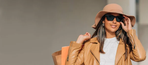 Modern Girl Hat Sunglasses Shopping — Foto Stock