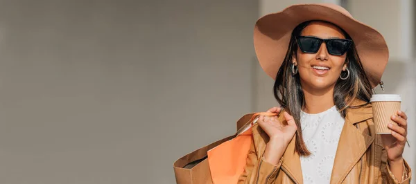 Ragazza Latina Moderna Con Occhiali Sole Cappello Shopping — Foto Stock