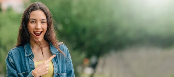 Ragazza Che Punta Con Mano Sorridente All Aperto — Foto Stock