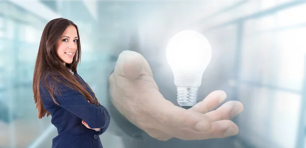 Donna Affari Con Mano Con Lampadina Risparmio Energetico Sostenibile — Foto Stock