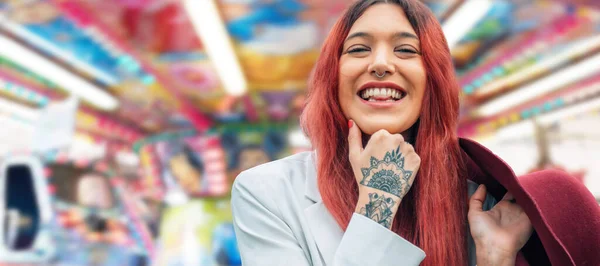 Lächelndes Hipster Mädchen Mit Tätowierung Und Hut Auf Jahrmarkt Oder — Stockfoto