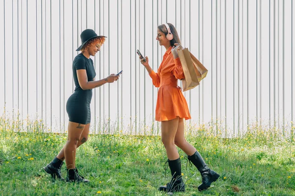 Meninas Andando Com Telefone Celular — Fotografia de Stock