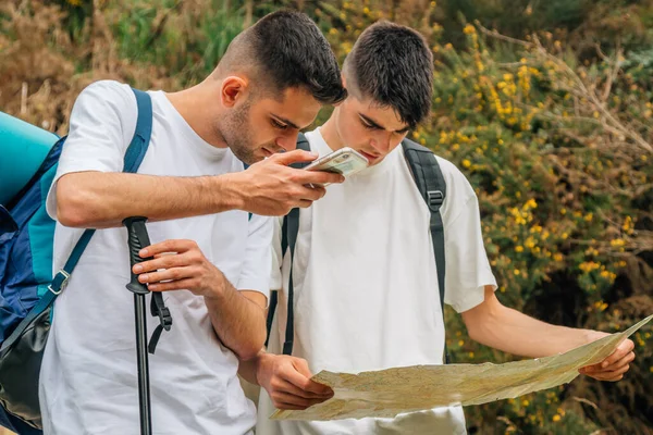 Jovens Viajantes Caminhadas Com Telefone Celular Mapa — Fotografia de Stock