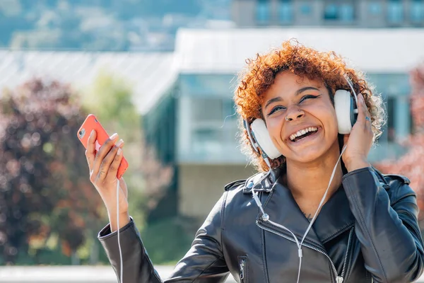 Girl Headphones Mobile Phone Listening Music Outdoors — 스톡 사진