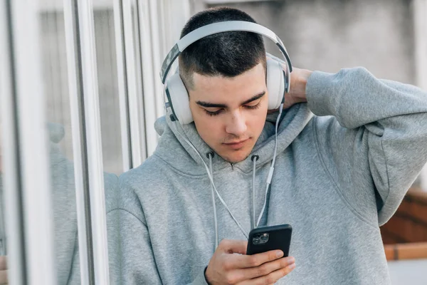 Adolescente Chico Con Teléfono Móvil Auriculares — Foto de Stock