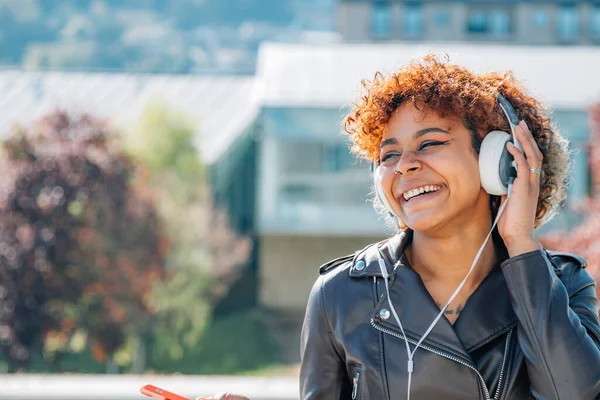 Chica Con Auriculares Teléfono Móvil Escuchando Música Aire Libre —  Fotos de Stock