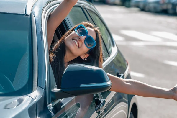 Glücklich Lächelndes Mädchen Das Mit Dem Auto Unterwegs Ist — Stockfoto