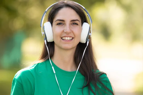 Chica Con Auriculares Escuchando Música Aire Libre — Foto de Stock