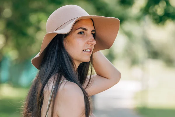 Ragazza Con Cappello Estate All Aperto — Foto Stock