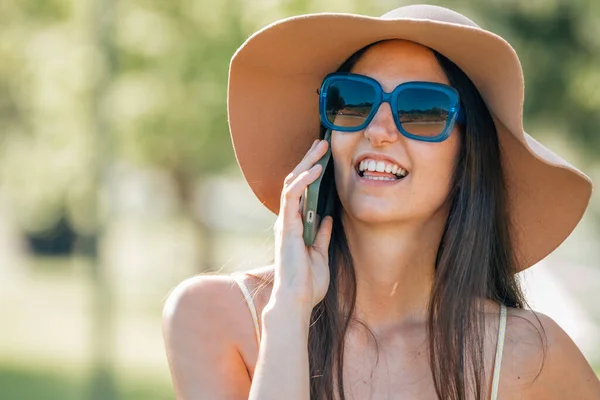 Girl Summer Mobile Phone Sunglasses Street — Stockfoto