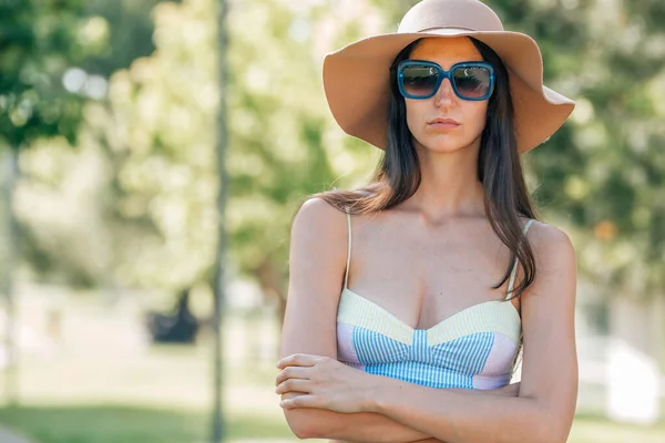 Девушка Летом Шляпе Солнцезащитных Очках Улице — стоковое фото