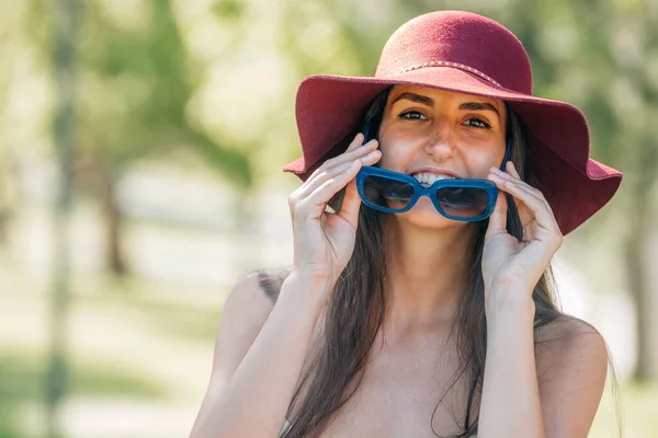 Portrait Girl Young Woman Hat Sunglasses Outdoors Summer — Stok fotoğraf