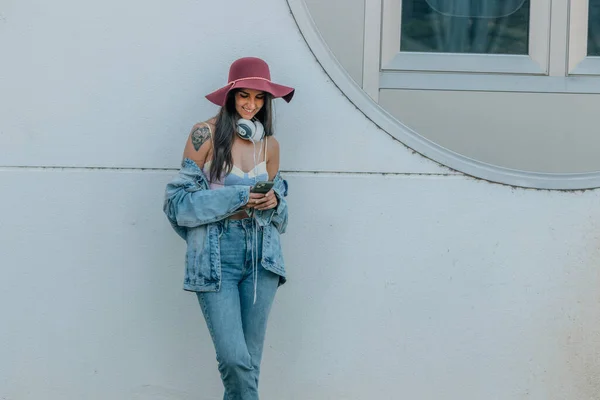 Hipster Αστική Κοπέλα Κινητό Τηλέφωνο Smartphone Στο Δρόμο — Φωτογραφία Αρχείου
