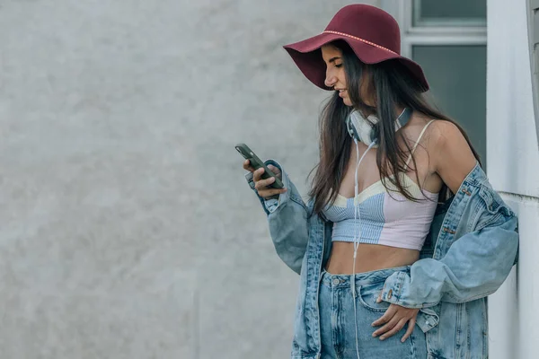 Menina Hipster Moda Urbana Com Telefone Móvel — Fotografia de Stock