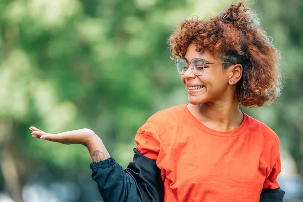 Heureux Souriant Afro Américain Fille Plein Air — Photo