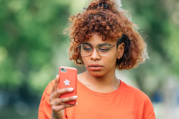 Sério Afro Americana Menina Olhando Para Telefone Móvel — Fotografia de Stock