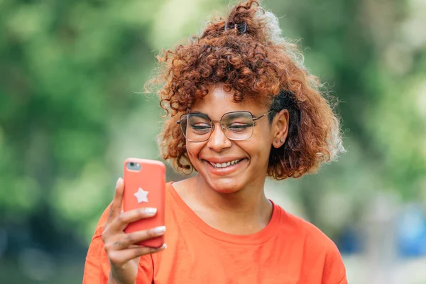 Sonriente Afro Americana Chica Mirando Teléfono Móvil — Foto de Stock