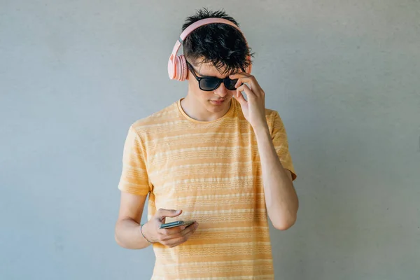 Jovem Com Telefone Celular Fones Ouvido Isolados — Fotografia de Stock