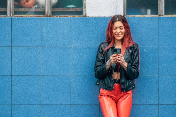 Funky Városi Vörös Hajú Lány Mobiltelefon Kék Utcai Falon — Stock Fotó