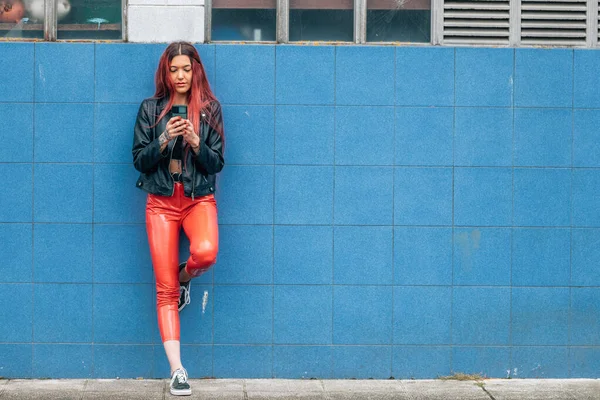 Funky Urban Rödhårig Flicka Med Mobiltelefon Blå Gata Vägg — Stockfoto