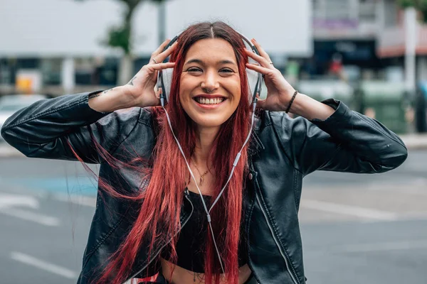 Sorridente Ragazza Con Cuffie Strada — Foto Stock