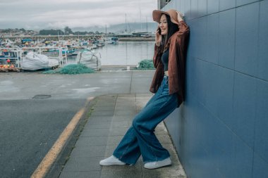 Sokak duvarında şapkası olan kız