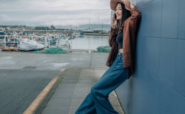 Sokak duvarında şapkası olan kız