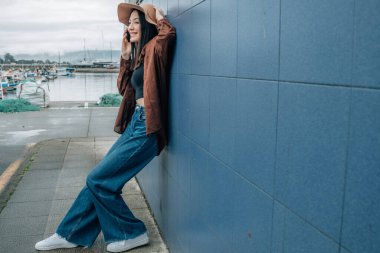 Sokak duvarında şapkası olan kız