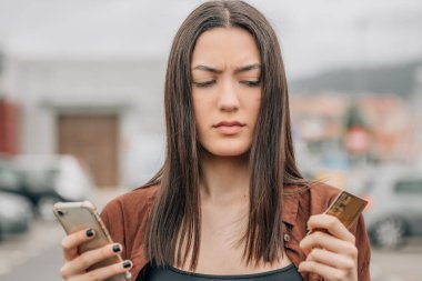 Cep telefonu ve kart satın alma sitesi olan kız