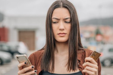 Cep telefonu ve kart satın alma sitesi olan kız