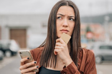 Cep telefonu ve kart satın alma sitesi olan kız