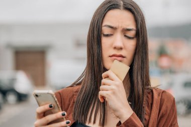 kız kredi kartı ve cep telefonundan şüphe ediyor ya da güvenmiyor veya internet üzerinden ödeme yapıyor