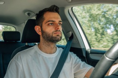 Direksiyondaki genç adam sürüyordu.